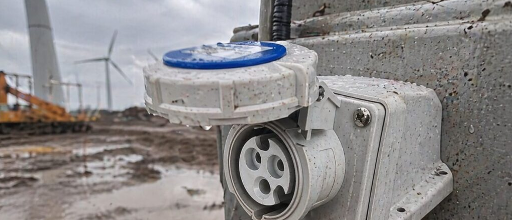 IP67-rated industrial electrical enclosure designed for wet and dusty environments
